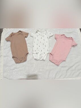 Ribbed Short-Sleeve Baby One-Piece Bodysuit in Pink, White & Brown